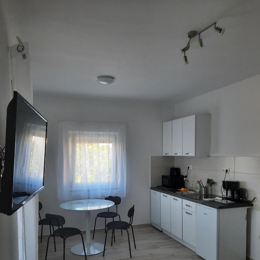Apartments Matkovic Vir Eksteriør bilde