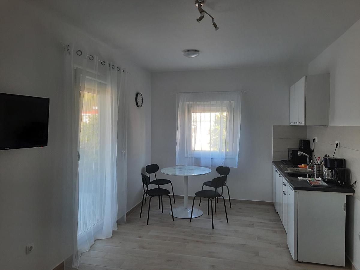 Apartments Matkovic Vir Eksteriør bilde
